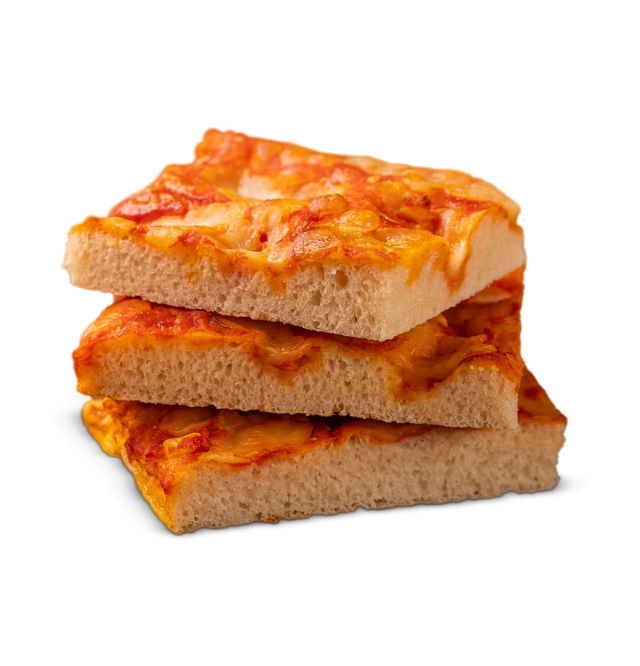 Três fatias quadradas e espessas de piza estilo siciliano com molho de tomate e queijo derretido, empilhadas em fundo...