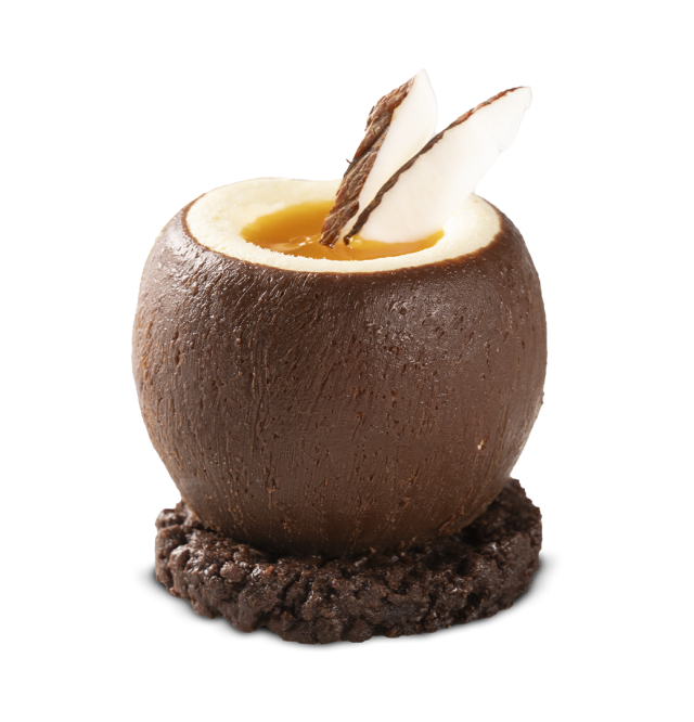 Casca de chocolate redonda recheada com curd de laranja, decorada com finas lâminas de chocolate branco e negro, sobr...