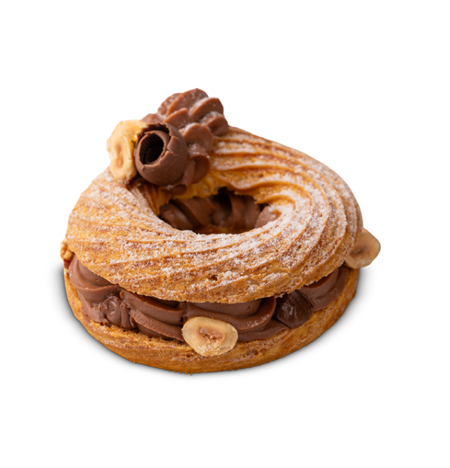 Paris-Brest em forma de anel recheado com creme de chocolate e avelã, decorado com enrolado de chocolate e avelãs int...