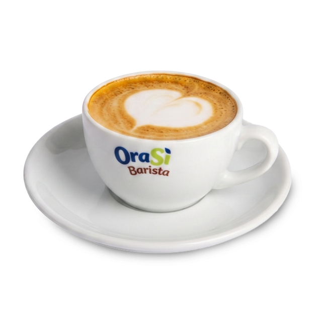 Chávena branca de cappuccino com latte art em coração, rótulo "OraSì Barista", em pires a condizer, fundo branco