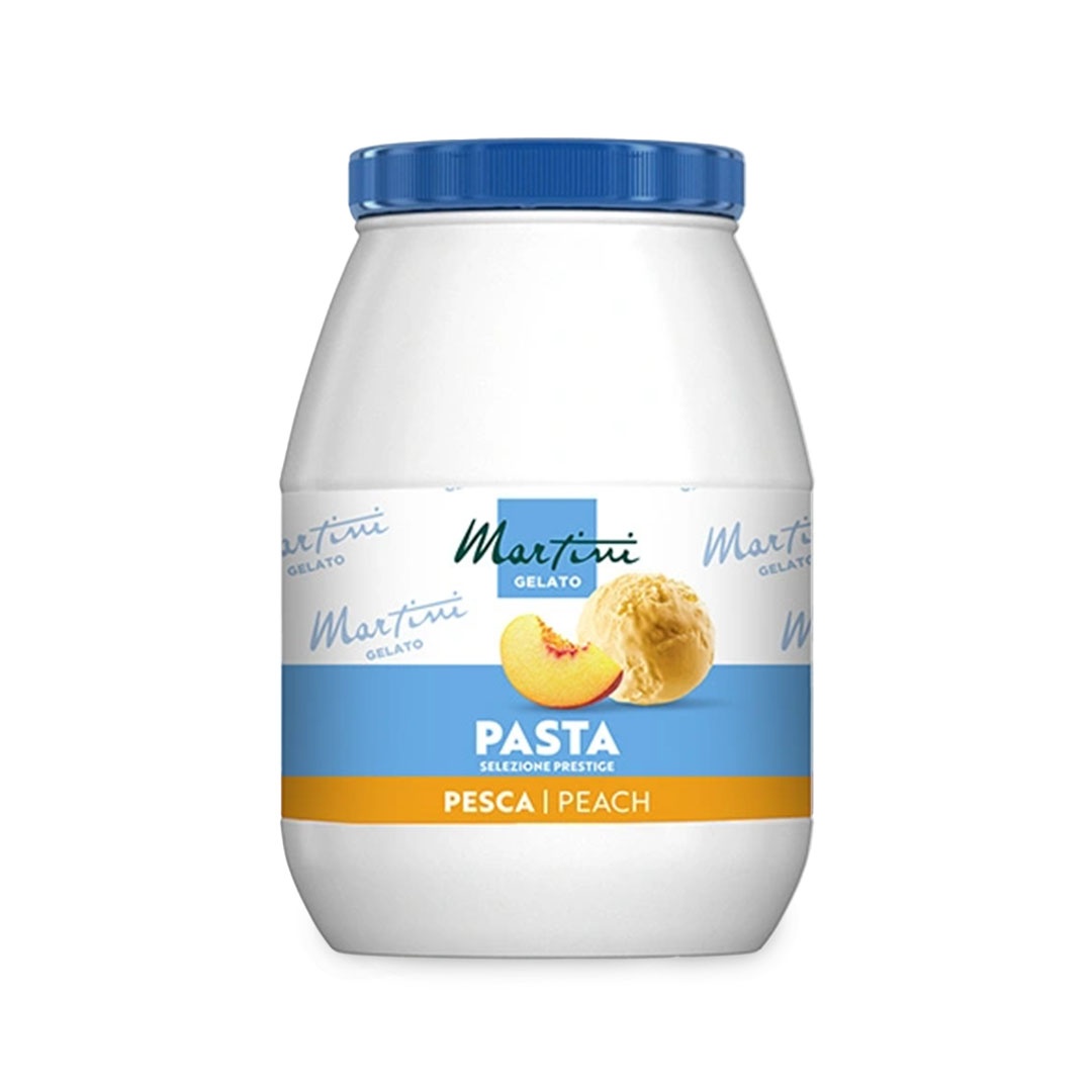Frasco de plástico branco com tampa azul, rotulado "Martini Gelato Pasta Selezione Prestige Pesca/Peach", com fatia d...