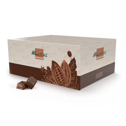 Caixa creme e castanha de Martini Cioccolato com desenhos de vagens de cacau, ao lado de dois quadrados de chocolate ...