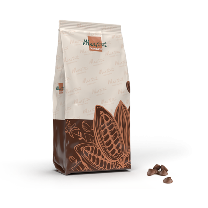 Saco de Martini Cioccolato com ilustrações de vagens de cacau, ao lado de um pequeno monte de pepitas de chocolate.