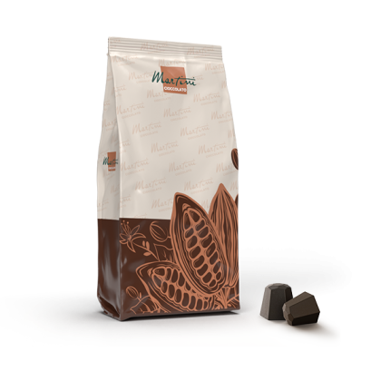 Embalagem creme e castanha da Martini Cioccolato com ilustrações de cacau, ao lado de dois chocolates negros