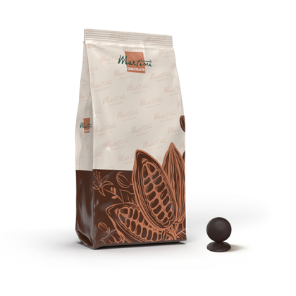 Saco de pingos de chocolate Martini Cioccolato com design de vagem de cacau, ao lado de um pingo sobre fundo branco.