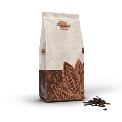 Saqueta stand-up de Martini Cioccolato com gráficos de vagens de cacau, ao lado de chocolate negro picado.