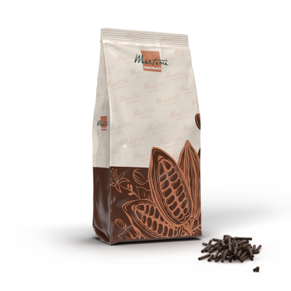 Saqueta de pé de chocolate da marca Martini Cioccolato com gráficos de vagens de cacau, ao lado de raspas de chocolate.