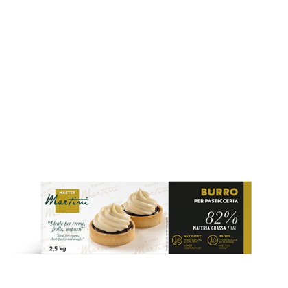 Caixa de manteiga de pastelaria Master Martini 82%, 2,5 kg, com duas tartes de creme na embalagem.
