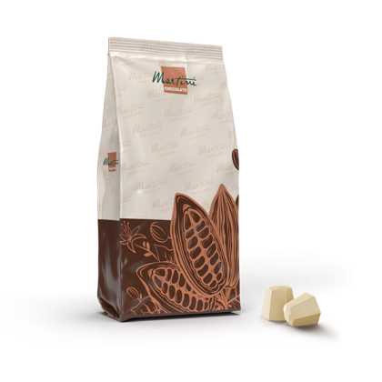 Saco vertical de Martini Cioccolato com design de cabaça de cacau, ao lado de dois pedaços de chocolate branco, fundo...