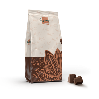 Saco bege e castanho de Martini Cioccolato com desenho de vagem de cacau, ao lado de dois chocolates, fundo branco.