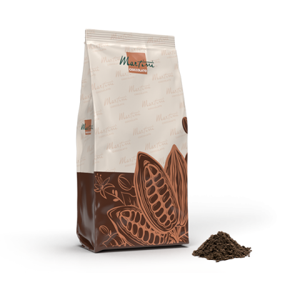 Saqueta vertical de cacau em pó Martini Cioccolato com ilustrações de vagens de cacau, ao lado de um pouco de cacau