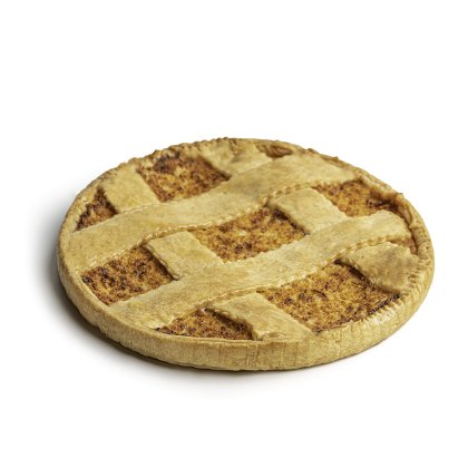 Tarte redonda com crosta entrançada dourada, cozida, em fundo branco