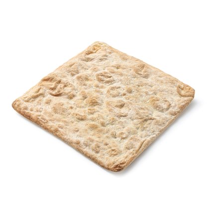 Pão achatado quadrado com crosta marcada e enfarinhada sobre fundo branco