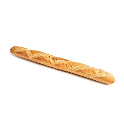 Uma baguete francesa com côdea dourada e cortes diagonais, colocada na diagonal sobre fundo branco
