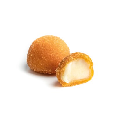 Duas bolas de queijo fritas e douradas, uma inteira e outra cortada ao meio com recheio derretido, fundo branco