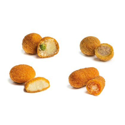 Quatro croquetes panados e fritos, inteiros e cortados ao meio, com recheios de queijo, carne e molho de tomate.