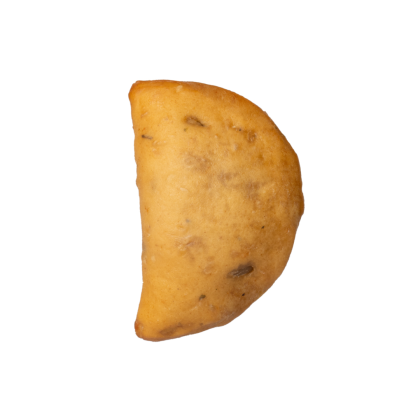pastel frito em forma de meia-lua dourada ou samosa em fundo branco
