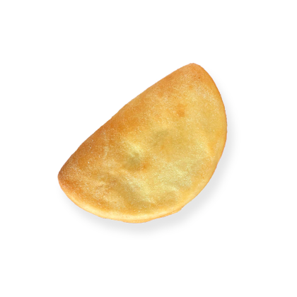 Empanada assada dourada com bordo decorado, isolada em fundo branco.