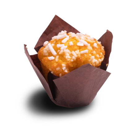Muffin dourado coberto com pérolas de açúcar branco, envolto em forma tulipa castanha, fundo branco.