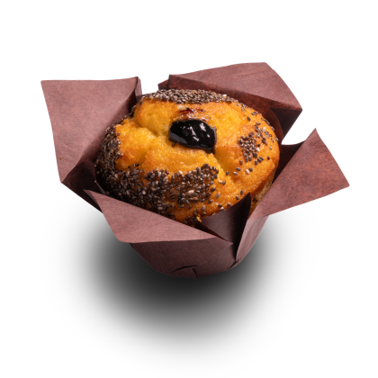 Muffin dourado com bordas de chia e um toque de compota escura, envolvido em papel castanho, fundo branco