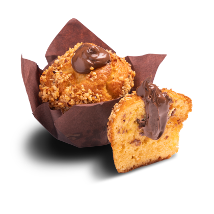 Muffin com crosta de avelã em papel castanho, coberto com pasta de chocolate e avelã, ao lado de uma fatia cortada