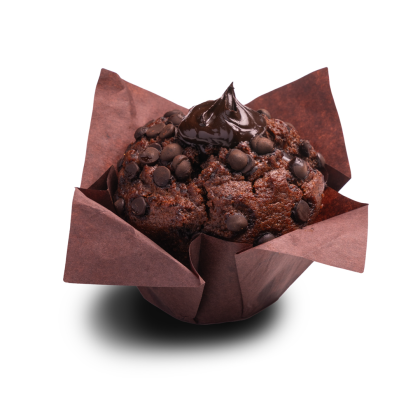 Muffin de chocolate duplo com espiral de ganache de chocolate, em forma tulipa castanha, fundo branco