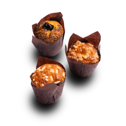 Três muffins em formas tulipa castanhas: papoila com frutos vermelhos, crumble com compota e amêndoas, fundo branco.