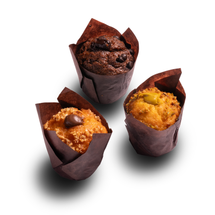 Três muffins em forminhas castanhas: pepitas de chocolate, caramelo com chocolate e pistácio, fundo branco