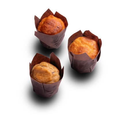 Três muffins em forminhas de papel tulipa castanhas, sobre fundo branco, dois dourados e um mais escuro.