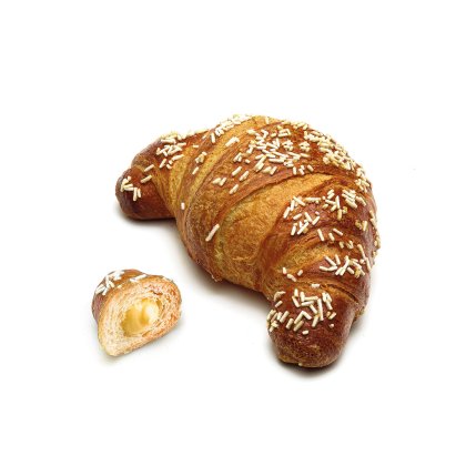 Croissant dourado polvilhado com granulado branco, com um pedaço mais pequeno aberto mostrando recheio cremoso de bau...