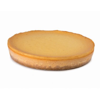 Cheesecake cozido redondo com crosta dourada e recheio amarelo-claro liso, sobre fundo branco.