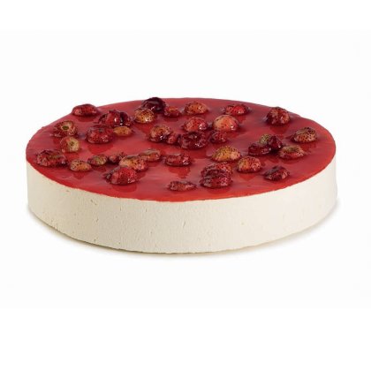 Cheesecake redondo com cobertura vermelha brilhante e frutos vermelhos, com corte visível, fundo branco