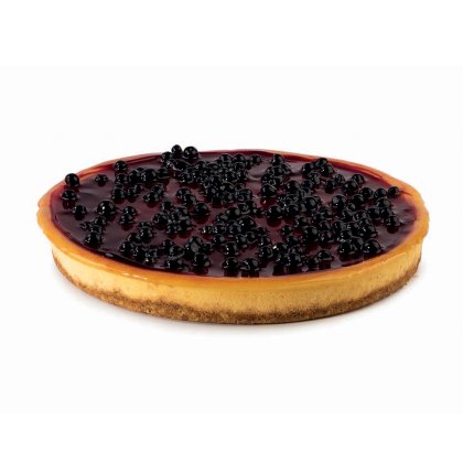 Cheesecake redondo de mirtilo com base dourada, coberto com compota brilhante de frutos vermelhos escuros, fundo branco