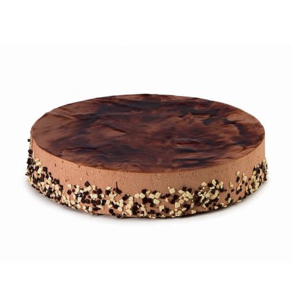 Bolo de mousse de chocolate redondo com ganache marmoreado por cima e bordas cobertas com crumble de chocolate e frut...