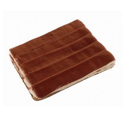 Fatia retangular de tiramisu polvilhada com cacau em riscas horizontais, recheio cremoso, fundo branco