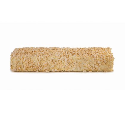 Barra de nougat retangular coberta com amêndoas trituradas, sobre fundo branco liso.