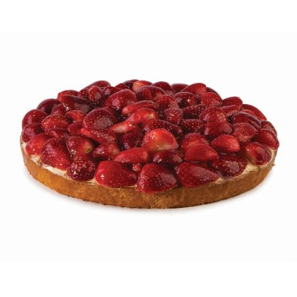 Tarte redonda de massa dourada coberta com morangos inteiros glaceados brilhantes, fundo branco