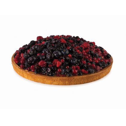 Tarte redonda com massa dourada coberta de frutos vermelhos brilhantes variados, mirtilos e framboesas