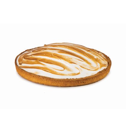 tarte redonda com massa dourada coberta com merengue turbilhonado maçaricado, fundo branco