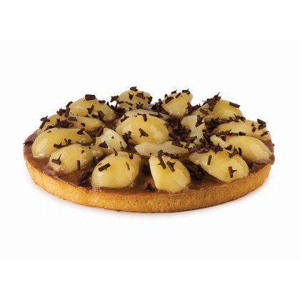 Tarte redonda com base caramelizada, fatias de pera glaceadas por cima e raspas de chocolate.