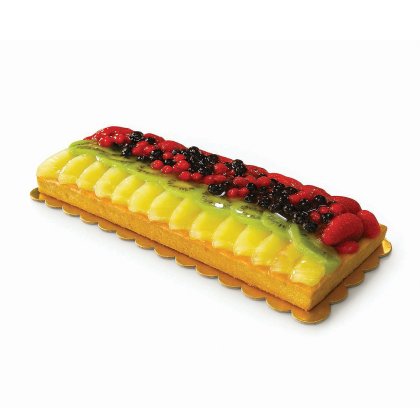 Tarte de fruta retangular com fatias de manga e kiwi, frutos vermelhos glaceados e morangos, sobre base dourada.