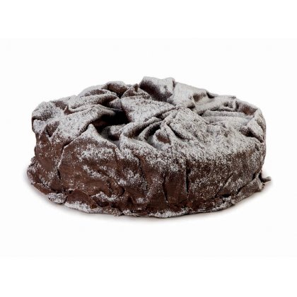Bolo de chocolate redondo com superfície de chocolate negro craquelada, polvilhado com açúcar em pó, sobre fundo branco.
