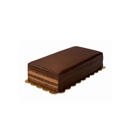Bolo de chocolate retangular em camadas com cobertura brilhante de chocolate negro, sobre base dourada recortada.