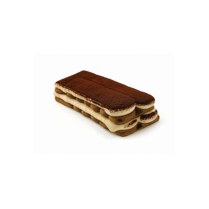 Fatia retangular de tiramisù com camadas de palitos la dama e creme, polvilhada com cacau, fundo branco.