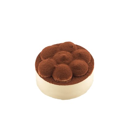 Bolo de tiramisu redondo com laterais cor de creme, coberto com montinhos de cacau em pó em forma de flor