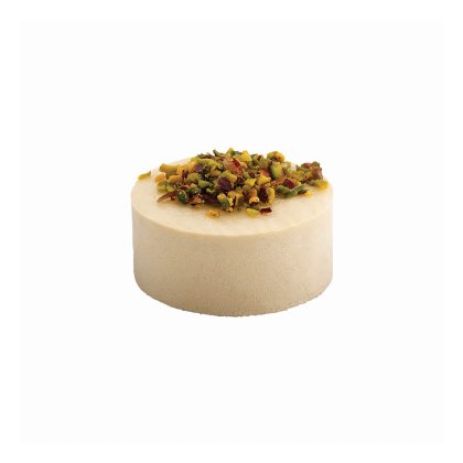 Bolo redondo cor creme coberto com pistácio picado e frutos secos, fundo branco.