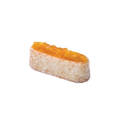 Bolo esponja alongado coberto com açúcar em pó, com uma camada de marmelada de laranja, fundo branco.
