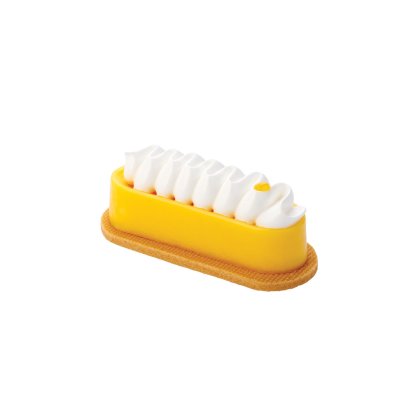 Pastel retangular com glaceado amarelo, coberto com natas brancas onduladas, sobre base fina de bolacha, fundo branco