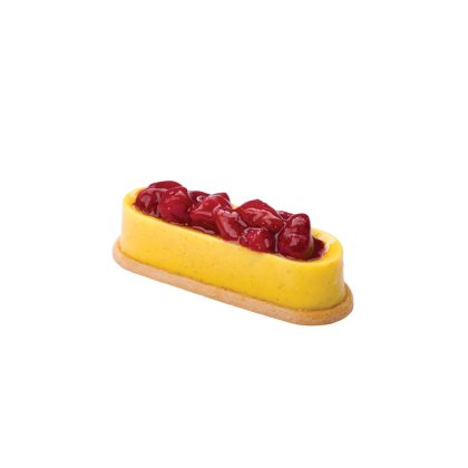 Tarte oblonga com recheio de creme pasteleiro amarelo brilhante sobre base amanteigada, coberta com framboesas vermel...