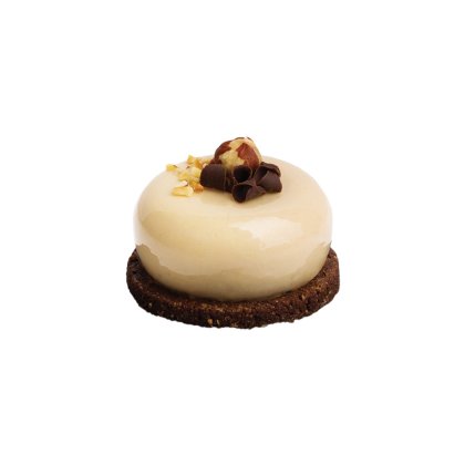 Mini bolo redondo com glacê brilhante de caramelo sobre base de bolacha de chocolate, coberto com frutos secos picado...